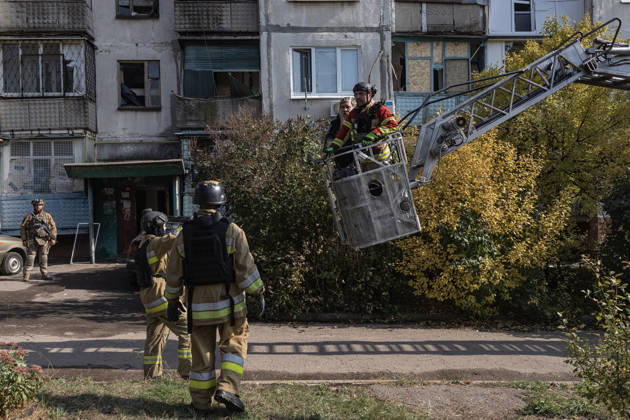 Russian airstrike hits residential building in Sloviansk SLOVIANSK, UKRAINE - OCTOBER 11: Firefighters rescue a civilian from a damaged building following a Russian airstrike on a residential building in Sloviansk, Ukraine, on October 11, 2026. Diego Herrera Carcedo Anadolu Sloviansk Ukraine. Editorial use only. Please get in touch for any other usage. Copyright: x2026xAnadoluxDiegoxHerreraxCarcedox