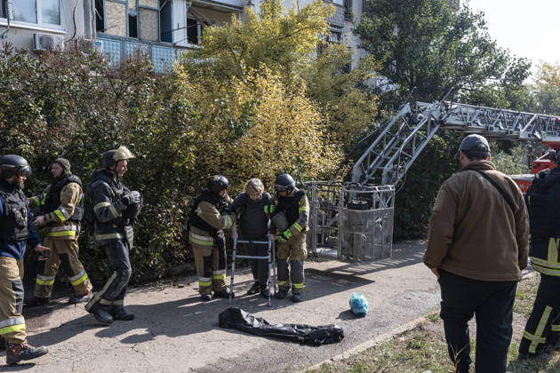 Russian airstrike hits residential building in Sloviansk SLOVIANSK, UKRAINE - OCTOBER 11: Firefighters rescue a civilian from a damaged building following a Russian airstrike on a residential building in Sloviansk, Ukraine, on October 11, 2026. Diego Herrera Carcedo Anadolu Sloviansk Ukraine. Editorial use only. Please get in touch for any other usage. Copyright: x2026xAnadoluxDiegoxHerreraxCarcedox