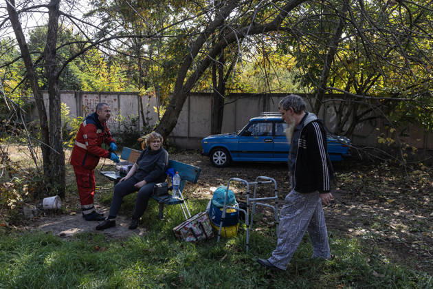 Russian airstrike hits residential building in Sloviansk SLOVIANSK, UKRAINE - OCTOBER 11: A doctor treats a woman who was injured after being rescued from a damaged building following a Russian airstrike on a residential block in Sloviansk, Ukraine, on 11 October 2026 Diego Herrera Carcedo Anadolu Sloviansk Ukraine. Editorial use only. Please get in touch for any other usage. Copyright: x2026xAnadoluxDiegoxHerreraxCarcedox