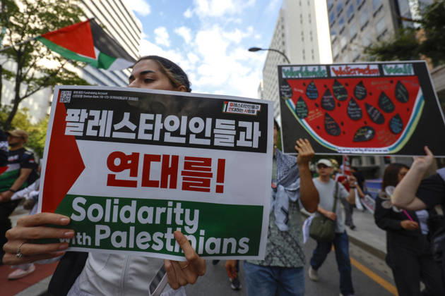 Protest condemning Gaza conflict in Seoul Demonstrators march with placards to protest Israel s attacks in the Gaza Strip, in Seoul, South Korea, on October 11, 2026 . The rally was held aa part of the Global Action for Palestine, a coordinated international mobilization held on October 10 11 marking three years since the 2023 Hamas attacks and the ensuing war. Seoul South Korea Copyright: xMatrixxImages JungxUi-Chelx