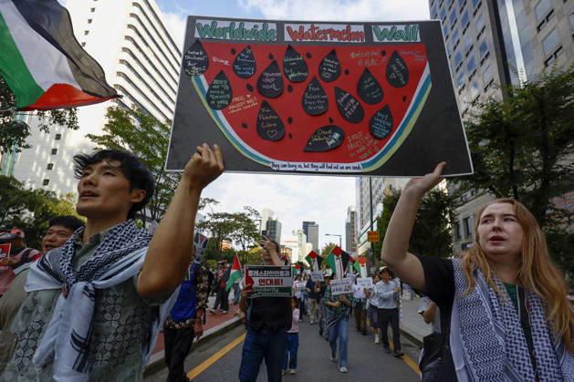Protest condemning Gaza conflict in Seoul Demonstrators march with placards to protest Israel s attacks in the Gaza Strip, in Seoul, South Korea, on October 11, 2026 . The rally was held aa part of the Global Action for Palestine, a coordinated international mobilization held on October 10 11 marking three years since the 2023 Hamas attacks and the ensuing war. Seoul South Korea Copyright: xMatrixxImages JungxUi-Chelx