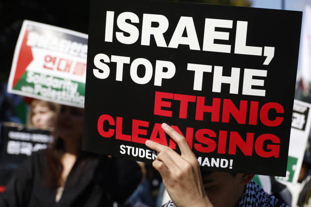 Protest condemning Gaza conflict in Seoul Demonstrators march with placards to protest Israel s attacks in the Gaza Strip, in Seoul, South Korea, on October 11, 2026 . The rally was held aa part of the Global Action for Palestine, a coordinated international mobilization held on October 10 11 marking three years since the 2023 Hamas attacks and the ensuing war. Seoul South Korea Copyright: xMatrixxImages JungxUi-Chelx