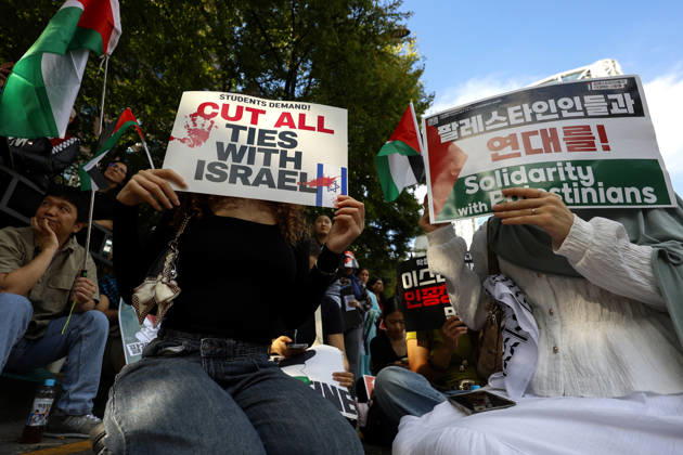 Protest condemning Gaza conflict in Seoul Demonstrators march with placards to protest Israel s attacks in the Gaza Strip, in Seoul, South Korea, on October 11, 2026 . The rally was held aa part of the Global Action for Palestine, a coordinated international mobilization held on October 10 11 marking three years since the 2023 Hamas attacks and the ensuing war. Seoul South Korea Copyright: xMatrixxImages JungxUi-Chelx