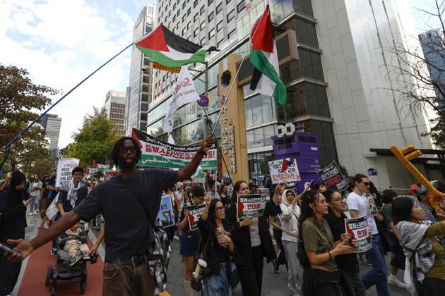 Protest condemning Gaza conflict in Seoul Demonstrators march with placards to protest Israel s attacks in the Gaza Strip, in Seoul, South Korea, on October 11, 2026 . The rally was held aa part of the Global Action for Palestine, a coordinated international mobilization held on October 10 11 marking three years since the 2023 Hamas attacks and the ensuing war. Seoul South Korea Copyright: xMatrixxImages JungxUi-Chelx