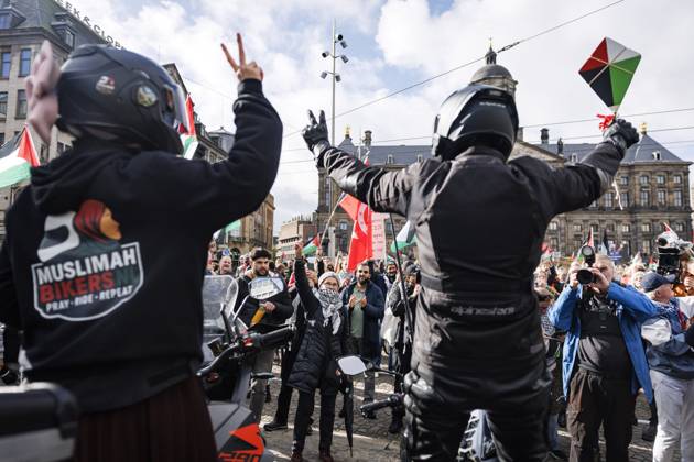AMSTERDAM - Demonstrators during a national protest on Dam Square marking the conclusion of the nationwide week of action for sanctions against Israel. According to various activist groups, despite the ceasefire , the genocide against the Palestinian people continues unabated. KOEN VAN WEEL ANP netherlands out - belgium out Copyright: xx x572128414x originalFilename: 572128414