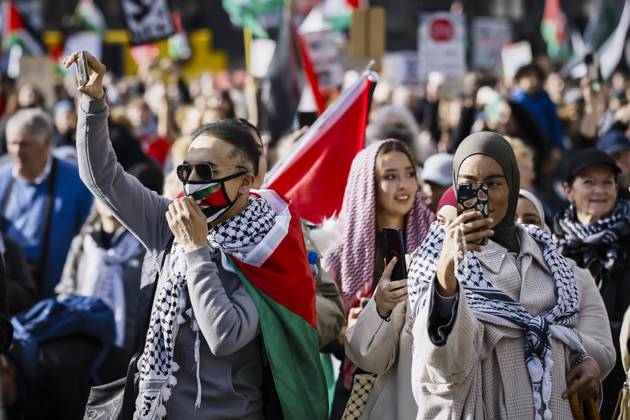 AMSTERDAM - Demonstrators during a national protest on Dam Square marking the conclusion of the nationwide week of action for sanctions against Israel. According to various activist groups, despite the ceasefire , the genocide against the Palestinian people continues unabated. KOEN VAN WEEL ANP netherlands out - belgium out Copyright: xx x572128453x originalFilename: 572128453