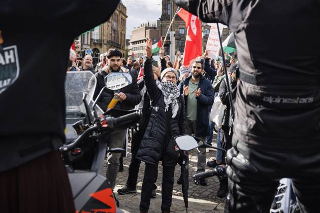 AMSTERDAM - Demonstrators during a national protest on Dam Square marking the conclusion of the nationwide week of action for sanctions against Israel. According to various activist groups, despite the ceasefire , the genocide against the Palestinian people continues unabated. KOEN VAN WEEL ANP netherlands out - belgium out Copyright: xx x572128461x originalFilename: 572128461
