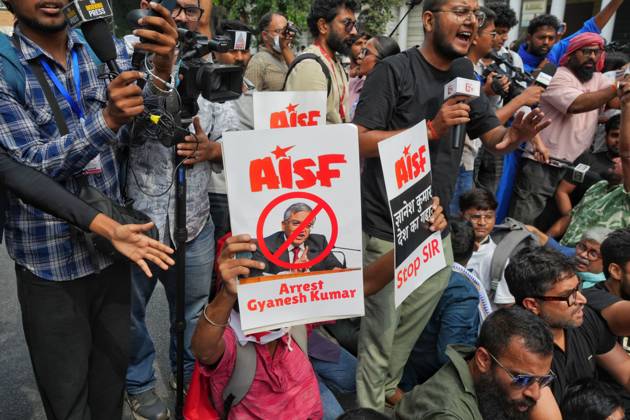Protesters in New Delhi Demand Resignation of Chief Election Commissioner Gyanesh Kumar NEW DELHI, INDIA, OCTOBER 11, 2026: Members of the Cockroach Janta Party (CJP) and activists from the All India Students Federation (AISF) gather at Jantar Mantar in New Delhi, demanding the resignation of Chief Election Commissioner Gyanesh Kumar over alleged irregularities in electoral rolls. The demonstration took place amid restrictions on movement in the area. On October 11, the Supreme Court directed authorities to ensure the normal functioning of metro and railway services, facilitate public movement in accordance with traffic regulations, and review barricades, removing those deemed unnecessary for maintaining public order. New Delhi India Copyright: x xSameerxHussainx xJNAxPressx