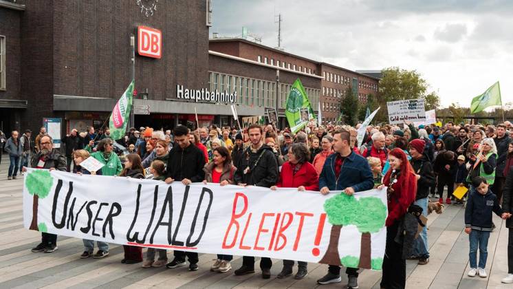 Protest Against CO2 Pipeline in Duisburg ** FOR EDITORIAL USE ONLY ** EDITORIAL USE ONLY ** On Saturday, October 11, 2026, demonstrators gathered at Duisburg Central Station to protest the planned CO2 pipeline. Duisburg. Copyright TobiasxStern Copyright: TobiasxStern doc87zg7sxtlwm15kk99ad9 ,EDITORIAL USE ONLY Copyright: TobiasxStern