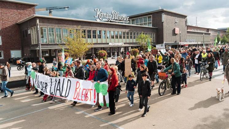 Protest Against CO2 Pipeline in Duisburg ** FOR EDITORIAL USE ONLY ** EDITORIAL USE ONLY ** On Saturday, October 11, 2026, demonstrators gathered at Duisburg Central Station to protest the planned CO2 pipeline. Duisburg. Copyright TobiasxStern Copyright: TobiasxStern doc87zg7sy3wfdvrf2jq2h ,EDITORIAL USE ONLY Copyright: TobiasxStern