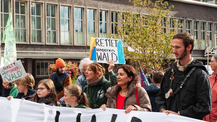 Protest Against CO2 Pipeline in Duisburg ** FOR EDITORIAL USE ONLY ** EDITORIAL USE ONLY ** On Saturday, October 11, 2026, demonstrators gathered at Duisburg Central Station to protest the planned CO2 pipeline. Duisburg. Copyright TobiasxStern Copyright: TobiasxStern doc87zg7sz0k38p9kd1afj ,EDITORIAL USE ONLY Copyright: TobiasxStern