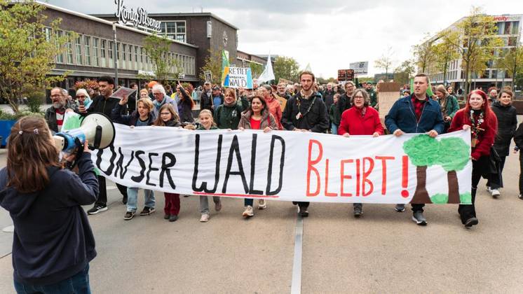 Protest Against CO2 Pipeline in Duisburg ** FOR EDITORIAL USE ONLY ** EDITORIAL USE ONLY ** On Saturday, October 11, 2026, demonstrators gathered at Duisburg Central Station to protest the planned CO2 pipeline. Duisburg. Copyright TobiasxStern Copyright: TobiasxStern doc87zg7t44xjrxty96vit ,EDITORIAL USE ONLY Copyright: TobiasxStern