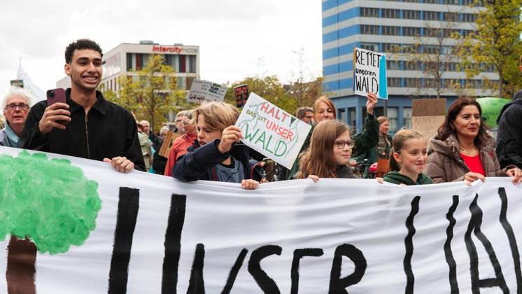Protest Against CO2 Pipeline in Duisburg ** FOR EDITORIAL USE ONLY ** EDITORIAL USE ONLY ** On Saturday, October 11, 2026, demonstrators gathered at Duisburg Central Station to protest the planned CO2 pipeline. Duisburg. Copyright TobiasxStern Copyright: TobiasxStern doc87zg7t75r4yt2iduai9 ,EDITORIAL USE ONLY Copyright: TobiasxStern