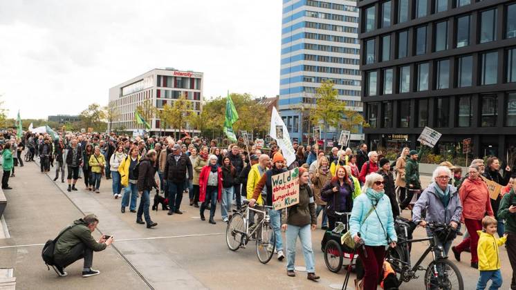 Protest Against CO2 Pipeline in Duisburg ** FOR EDITORIAL USE ONLY ** EDITORIAL USE ONLY ** On Saturday, October 11, 2026, demonstrators gathered at Duisburg Central Station to protest the planned CO2 pipeline. Duisburg. Copyright TobiasxStern Copyright: TobiasxStern doc87zg7t7cavm1mpe9rvbr ,EDITORIAL USE ONLY Copyright: TobiasxStern