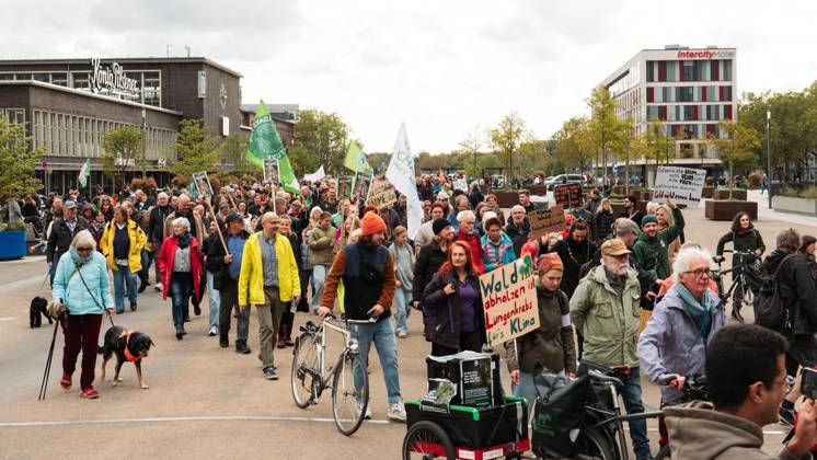 Protest Against CO2 Pipeline in Duisburg ** FOR EDITORIAL USE ONLY ** EDITORIAL USE ONLY ** On Saturday, October 11, 2026, demonstrators gathered at Duisburg Central Station to protest the planned CO2 pipeline. Duisburg. Copyright TobiasxStern Copyright: TobiasxStern doc87zg7tkpik71me233q6h ,EDITORIAL USE ONLY Copyright: TobiasxStern