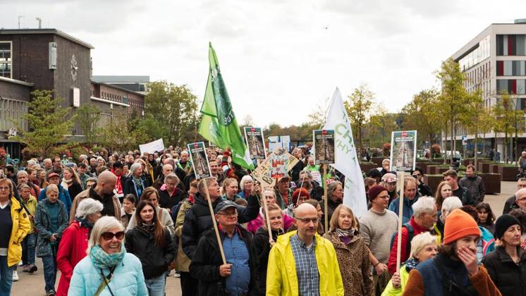 Protest Against CO2 Pipeline in Duisburg ** FOR EDITORIAL USE ONLY ** EDITORIAL USE ONLY ** On Saturday, October 11, 2026, demonstrators gathered at Duisburg Central Station to protest the planned CO2 pipeline. Duisburg. Copyright TobiasxStern Copyright: TobiasxStern doc87zg7tltk211gnvteadt ,EDITORIAL USE ONLY Copyright: TobiasxStern