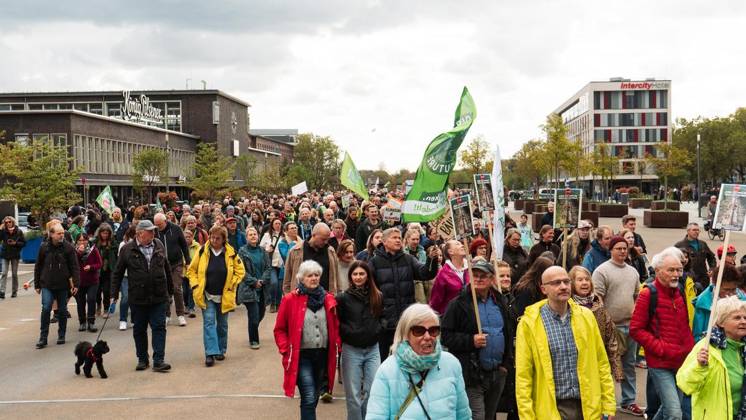 Protest Against CO2 Pipeline in Duisburg ** FOR EDITORIAL USE ONLY ** EDITORIAL USE ONLY ** On Saturday, October 11, 2026, demonstrators gathered at Duisburg Central Station to protest the planned CO2 pipeline. Duisburg. Copyright TobiasxStern Copyright: TobiasxStern doc87zg7tnawl3yi3jjqb3 ,EDITORIAL USE ONLY Copyright: TobiasxStern