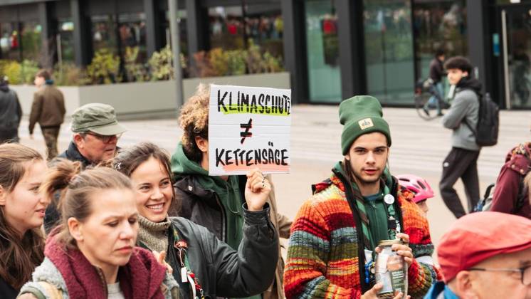Protest Against CO2 Pipeline in Duisburg ** FOR EDITORIAL USE ONLY ** EDITORIAL USE ONLY ** On Saturday, October 11, 2026, demonstrators gathered at Duisburg Central Station to protest the planned CO2 pipeline. Duisburg. Copyright TobiasxStern Copyright: TobiasxStern doc87zg7tqq90ojmgtkq2z ,EDITORIAL USE ONLY Copyright: TobiasxStern