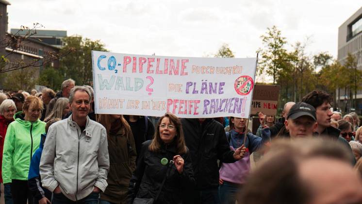 Protest Against CO2 Pipeline in Duisburg ** FOR EDITORIAL USE ONLY ** EDITORIAL USE ONLY ** On Saturday, October 11, 2026, demonstrators gathered at Duisburg Central Station to protest the planned CO2 pipeline. Duisburg. Copyright TobiasxStern Copyright: TobiasxStern doc87zg7tu0wyo1cj8hrvit ,EDITORIAL USE ONLY Copyright: TobiasxStern