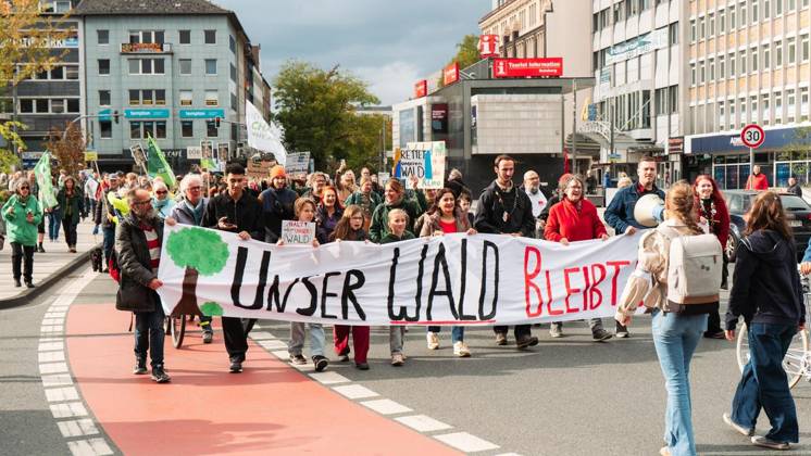 Protest Against CO2 Pipeline in Duisburg ** FOR EDITORIAL USE ONLY ** EDITORIAL USE ONLY ** On Saturday, October 11, 2026, demonstrators gathered at Duisburg Central Station to protest the planned CO2 pipeline. Duisburg. Copyright TobiasxStern Copyright: TobiasxStern doc87zg7txzrztunmibvbr ,EDITORIAL USE ONLY Copyright: TobiasxStern