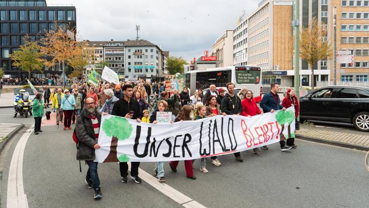 Protest Against CO2 Pipeline in Duisburg ** FOR EDITORIAL USE ONLY ** EDITORIAL USE ONLY ** On Saturday, October 11, 2026, demonstrators gathered at Duisburg Central Station to protest the planned CO2 pipeline. Duisburg. Copyright TobiasxStern Copyright: TobiasxStern doc87zg7u52vvq1bk0c7ai9 ,EDITORIAL USE ONLY Copyright: TobiasxStern