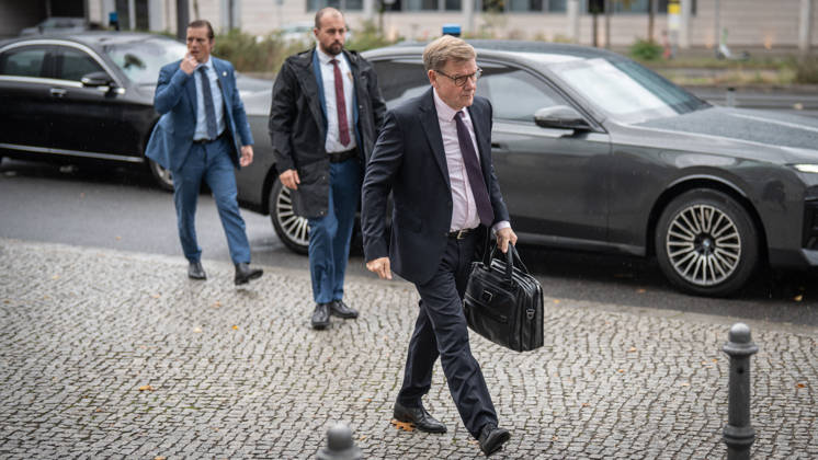 Johann Wadephul, Minister of Foreign Affairs, upon his arrival with security detail at the CDU of Germany’s Executive Committee Retreat in Berlin, October 2026, Berlin, Berlin, Germany, Konrad Adenauer House
