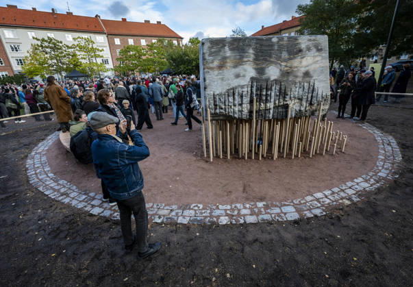 MALMÖ, October 11, 2026—168 bronze rods lift the nearly 30-metric-ton stone block. The monument Master Narratives was unveiled on Sunday in Jesusparken in Malmö. Malmö’s anti-racism monument, titled Master Narratives, was created by artistsartists Susanna Marcus Jablonski and Santiago Mostyn. MALMÖ, SWEDEN x50090x Copyright: xJohanxNilssonx xTTx INVIGNING MASTER NARRATIVES - MALMÖS ANTIRASISTISKA MONUMENT SqOfnN50MIA