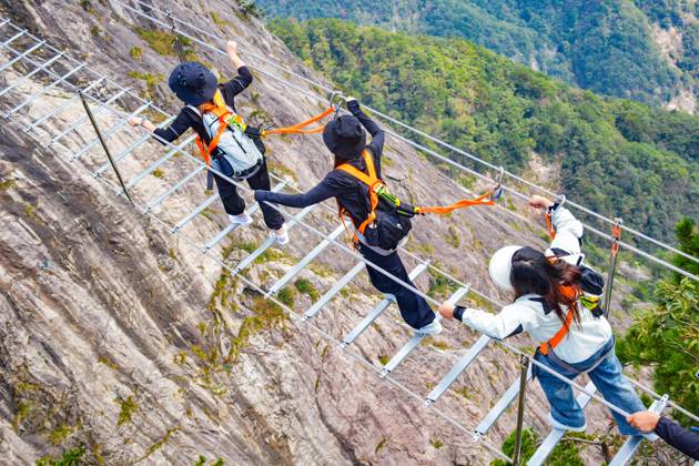 China Sky Ladder Challenger Tourists climb up a 250-meter-long soft ladder between two mountains in Mingtangshan Scenic Area in Yuexi county in central China s Anhui province, Sunday, Oct. 11, 2026. The rope ladder has 620 steps and a vertical distance of 365 meters. It opened to tourists in June this year, and quickly became a tourist attraction., Credit:stringer Utuku Feature China Avalon CHINA, ANHUI, YUEXI Copyright: xstringerx xUtuku FeaturexChinax xAvalonx 1142342731
