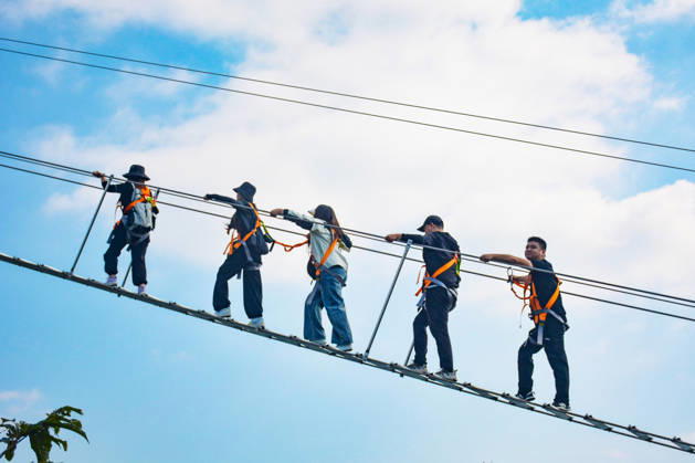 China Sky Ladder Challenger Tourists climb up a 250-meter-long soft ladder between two mountains in Mingtangshan Scenic Area in Yuexi county in central China s Anhui province, Sunday, Oct. 11, 2026. The rope ladder has 620 steps and a vertical distance of 365 meters. It opened to tourists in June this year, and quickly became a tourist attraction., Credit:stringer Utuku Feature China Avalon CHINA, ANHUI, YUEXI Copyright: xstringerx xUtuku FeaturexChinax xAvalonx 1142342740