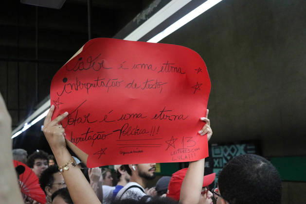 SaO PAULO, SP - 11.10.2026: LULA REuNE APOIADORES NA AVENIDA PAULISTA - Protesters gather this Sunday (11) on Avenida Paulista, in Sao Paulo (SP), during a campaign event for President Luiz Inacio Lula da Silva. The mobilization takes place in front of MASP and brings together supporters and political leaders in the second round of the 2026 Elections. In the photo, the movement of the subway around 11 am, x3028701x Angà licaxAlves