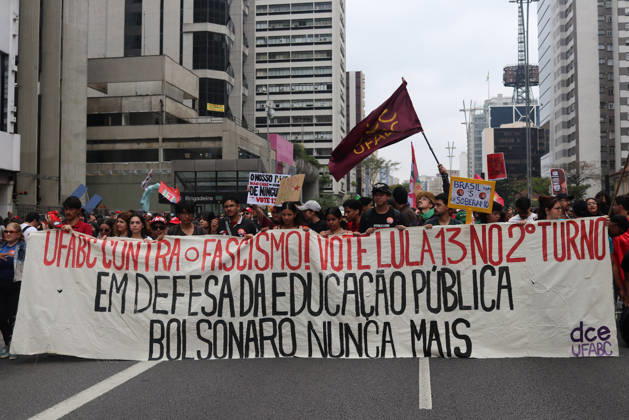 SaO PAULO, SP - 11.10.2026: LULA REuNE APOIADORES NA AVENIDA PAULISTA - Protesters gather this Sunday (11) on Avenida Paulista, in Sao Paulo (SP), during a campaign event for President Luiz Inacio Lula da Silva. The mobilization takes place in front of MASP and brings together supporters and political leaders in the second round of the 2026 Elections. x3028702x Angà licaxAlves