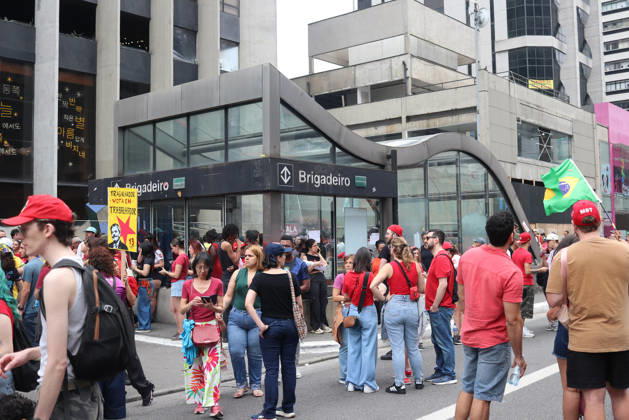 SaO PAULO, SP - 11.10.2026: LULA REuNE APOIADORES NA AVENIDA PAULISTA - Protesters gather this Sunday (11) on Avenida Paulista, in Sao Paulo (SP), during a campaign event for President Luiz Inacio Lula da Silva. The mobilization takes place in front of MASP and brings together supporters and political leaders in the second round of the 2026 Elections. In the photo, the movement of the subway around 11 am, x3028704x Angà licaxAlves