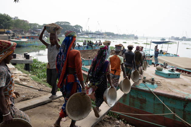 Migrant Workers Unload Sand Workers unload sand at a riverside site in Gabtoli, Dhaka, Bangladesh, on October 11, 2026. Many have left rural communities in search of employment in the capital, where daily labor provides a source of income but often involves strenuous work and limited financial security. Dhaka Bangladesh Copyright: xBipulxAhmedx originalFilename: mondol-notitle261011_npVpB