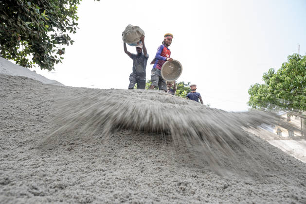 Migrant Workers Unload Sand Workers unload sand at a riverside site in Gabtoli, Dhaka, Bangladesh, on October 11, 2026. Many have left rural communities in search of employment in the capital, where daily labor provides a source of income but often involves strenuous work and limited financial security. Dhaka Bangladesh Copyright: xBipulxAhmedx originalFilename: mondol-notitle261011_npyDl