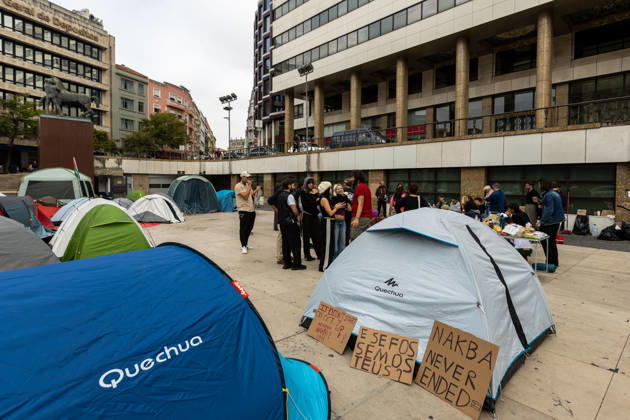 Demonstrations against housing affordability, in Porto, Portugal - 11 Oct 2026 Participants of the Não Dá Mais Para Viver Assim movement maintain a protest camp in Praça D. João I after demonstrations against housing affordability, rising rents and the cost of living. Porto Portugal Copyright: xDiogoxBaptistax xSOPAxImagesx DB_20261011_MANIFnaodamaisACAMPADOPorto_005