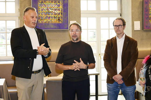 Jens Christian Wittig, Jan Josef Liefers, and Frank Stehr at the opening of Jens Christian Wittig’s exhibition *Goldener Reigen* at Kastenmeiers in the Taschenbergpalais in Dresden, October 11, 2026 Foto:xM.xWehnertx xFuturexImagex wittig_6003