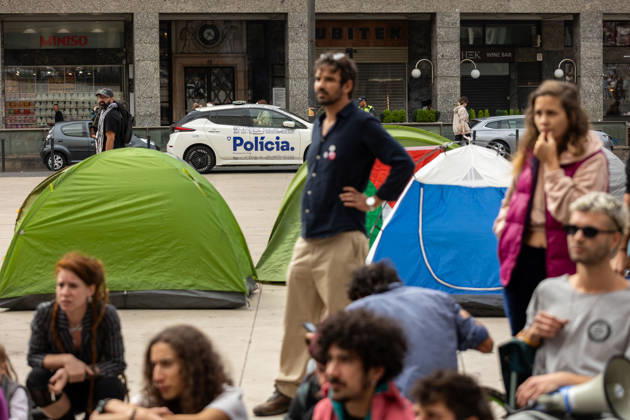 October 11, 2026, Porto, Portugal: Participants have a public assembly beside a temporary encampment in Praca D. Joao I during an overnight occupation organized by the Nao Da Mais Para Viver Assim movement following demonstrations against the housing crisis and rising living costs. Porto Portugal - ZUMAs197 20261011_aaa_s197_040 Copyright: xDiogoxBaptistax