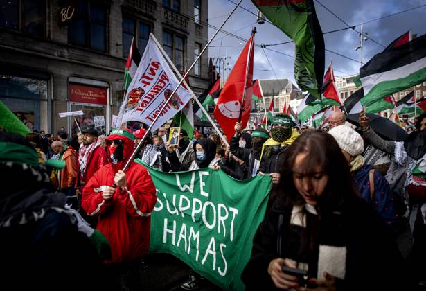 AMSTERDAM - Demonstrators during a national protest on Dam Square marking the conclusion of the nationwide week of action for sanctions against Israel. According to various activist groups, despite the ceasefire , the genocide against the Palestinian people continues unabated. KOEN VAN WEEL ANP netherlands out - belgium out Copyright: xx x572142693x originalFilename: 572142693