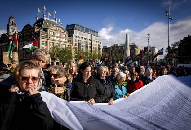 AMSTERDAM - Demonstrators during a national protest on Dam Square marking the conclusion of the nationwide week of action for sanctions against Israel. According to various activist groups, despite the ceasefire , the genocide against the Palestinian people continues unabated. KOEN VAN WEEL ANP netherlands out - belgium out Copyright: xx x572142728x originalFilename: 572142728