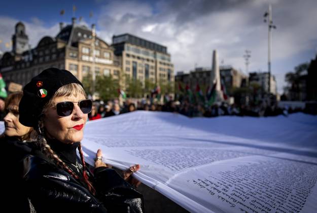 AMSTERDAM - Demonstrators during a national protest on Dam Square marking the conclusion of the nationwide week of action for sanctions against Israel. According to various activist groups, despite the ceasefire , the genocide against the Palestinian people continues unabated. KOEN VAN WEEL ANP netherlands out - belgium out Copyright: xx x572142750x originalFilename: 572142750
