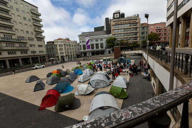 October 11, 2026, Porto, Portugal: Participants have a public assembly beside a temporary encampment in Praca D. Joao I during an overnight occupation organized by the Nao Da Mais Para Viver Assim movement following demonstrations against the housing crisis and rising living costs. Porto Portugal - ZUMAs197 20261011_aaa_s197_045 Copyright: xDiogoxBaptistax