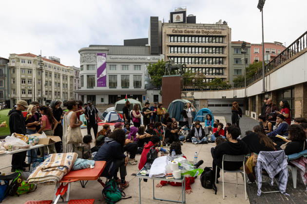 October 11, 2026, Porto, Portugal: Participants have a public assembly beside a temporary encampment in Praca D. Joao I during an overnight occupation organized by the Nao Da Mais Para Viver Assim movement following demonstrations against the housing crisis and rising living costs. Porto Portugal - ZUMAs197 20261011_aaa_s197_046 Copyright: xDiogoxBaptistax