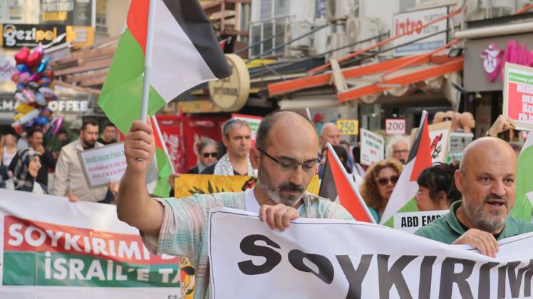 October 11, 2026, Â°Zmir, ToÂ¼rkiye: IZMIR, TURKEY, OCTOBER 11, 2026: Pro-Palestinian demonstrators gather outside the Turkan Saylan Cultural Center in Izmir during a protest organized by the local branch of the Association for the Freedom of Palestinians. Participants condemn Israeli military operations in Gaza and criticize US support for Israel, calling attention to Palestinian civilian casualties since October 7, 2023. The demonstration concludes at Gundogdu Square, where participants throw carnations into the sea in remembrance of Palestinians killed during the conflict. Â°Zmir Türkiye - ZUMAq101 20261011_zna_q101_104 Copyright: xTurgayxKilicx