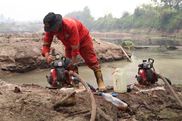 October 11, 2026, Kalimantan, Indonesia: PALANGKA RAYA, CENTRAL KALIMANTAN, INDONESIA, OCTOBER 11, 2026: Members of Indonesia s Manggala Agni forest fire brigade work to extinguish a forest fire in the Sebangau area of Palangka Raya, Central Kalimantan. The firefighting team has been responding to fires affecting forests and community land in the region during the dry season. Kalimantan Indonesia - ZUMAq101 20261011_zna_q101_124 Copyright: xReginaxSafrix