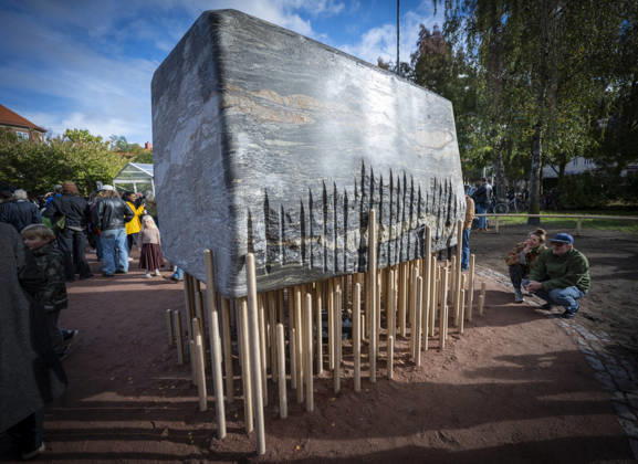 MALMÖ, October 11, 2026—168 bronze rods lift the nearly 30-metric-ton stone block. The Master Narratives monument was unveiled on Sunday in Jesusparken in Malmö. Malmö’s anti-racism monument, titled Master Narratives, was created by artistsartists Susanna Marcus Jablonski and Santiago Mostyn. MALMÖ, SWEDEN x50090x Copyright: xJohanxNilssonx xTTx INVIGNING MASTER NARRATIVES - MALMÖS ANTIRASISTISKA MONUMENT OHXkKzwKt9M