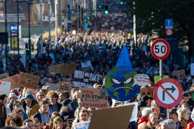 This image shows the Climate March 2026, organized by the Climate Coalition, in Brussels, on Sunday 11 October 2026. The Climate Coalition demands the federal and regional governments to stop subsidizing polluting industrial activities in Belgium and levy higher taxes on these companies. NICOLASxMAETERLINCK 189472025