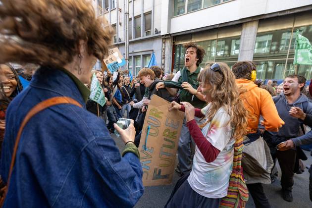 This image shows the Climate March 2026, organized by the Climate Coalition, in Brussels, on Sunday 11 October 2026. The Climate Coalition demands the federal and regional governments to stop subsidizing polluting industrial activities in Belgium and levy higher taxes on these companies. NICOLASxMAETERLINCK 189472043
