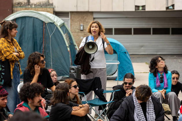 Demonstrations against housing affordability, in Porto, Portugal - 11 Oct 2026 Participants have a public assembly beside a temporary encampment in Praça D. João I during an overnight occupation organized by the Não Dá Mais Para Viver Assim movement following demonstrations against the housing crisis and rising living costs. Porto Portugal Copyright: xDiogoxBaptistax xSOPAxImagesx DB_20261011_MANIFnaodamaisACAMPADOPorto_006