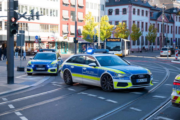 Person bei mutmaßlichem Gewaltdelikt in Mainz schwer verletzt Polizeigroßeinsatz und umfangreiche Fahndungsmaßnahmen Am Sonntag, dem 11. Oktober 2026, kam es gegen 16:55 Uhr im Bereich der Gärtnergasse und der Mittleren Bleiche in der Mainzer Innenstadt zu einem größeren Polizeieinsatz. Eine Person wurde nach ersten Informationen schwer verletzt und nach notärztlicher Versorgung unter Polizeibegleitung in die Universitätsmedizin Mainz transportiert. Zahlreiche uniformierte und zivile Polizeikräfte sperrten Teile der Innenstadt ab, sicherten Gegenstände, dokumentierten Spuren und führten Fahndungsmaßnahmen durch. Im Bereich der Mittleren Bleiche wurden umfangreiche Blutspuren festgestellt. Die Sperrungen beeinträchtigten den