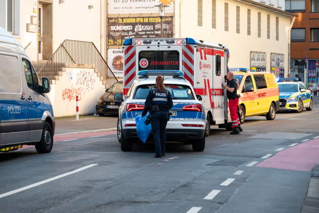 Person bei mutmaßlichem Gewaltdelikt in Mainz schwer verletzt Polizeigroßeinsatz und umfangreiche Fahndungsmaßnahmen Am Sonntag, dem 11. Oktober 2026, kam es gegen 16:55 Uhr im Bereich der Gärtnergasse und der Mittleren Bleiche in der Mainzer Innenstadt zu einem größeren Polizeieinsatz. Eine Person wurde nach ersten Informationen schwer verletzt und nach notärztlicher Versorgung unter Polizeibegleitung in die Universitätsmedizin Mainz transportiert. Zahlreiche uniformierte und zivile Polizeikräfte sperrten Teile der Innenstadt ab, sicherten Gegenstände, dokumentierten Spuren und führten Fahndungsmaßnahmen durch. Im Bereich der Mittleren Bleiche wurden umfangreiche Blutspuren festgestellt. Die Sperrungen beeinträchtigten den